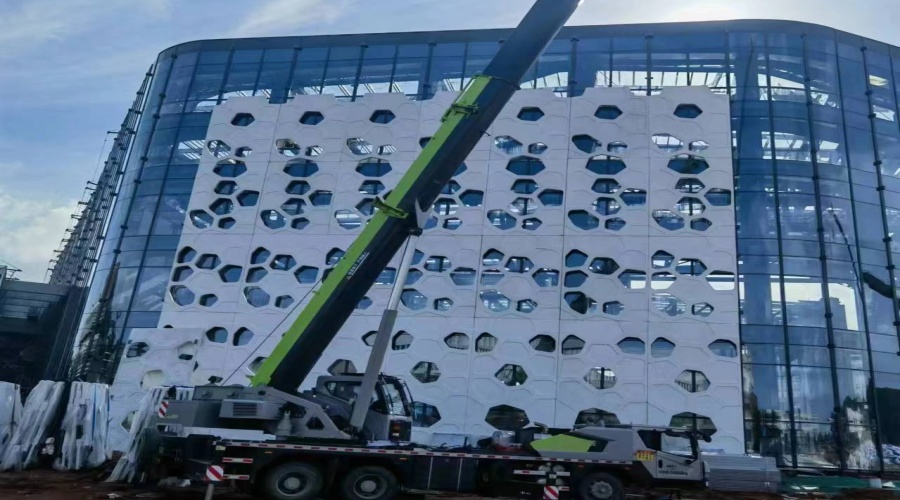 海南體育中心UHPC鏤空幕墻板安裝中 海南體育中心UHPC鏤空幕墻板安裝中